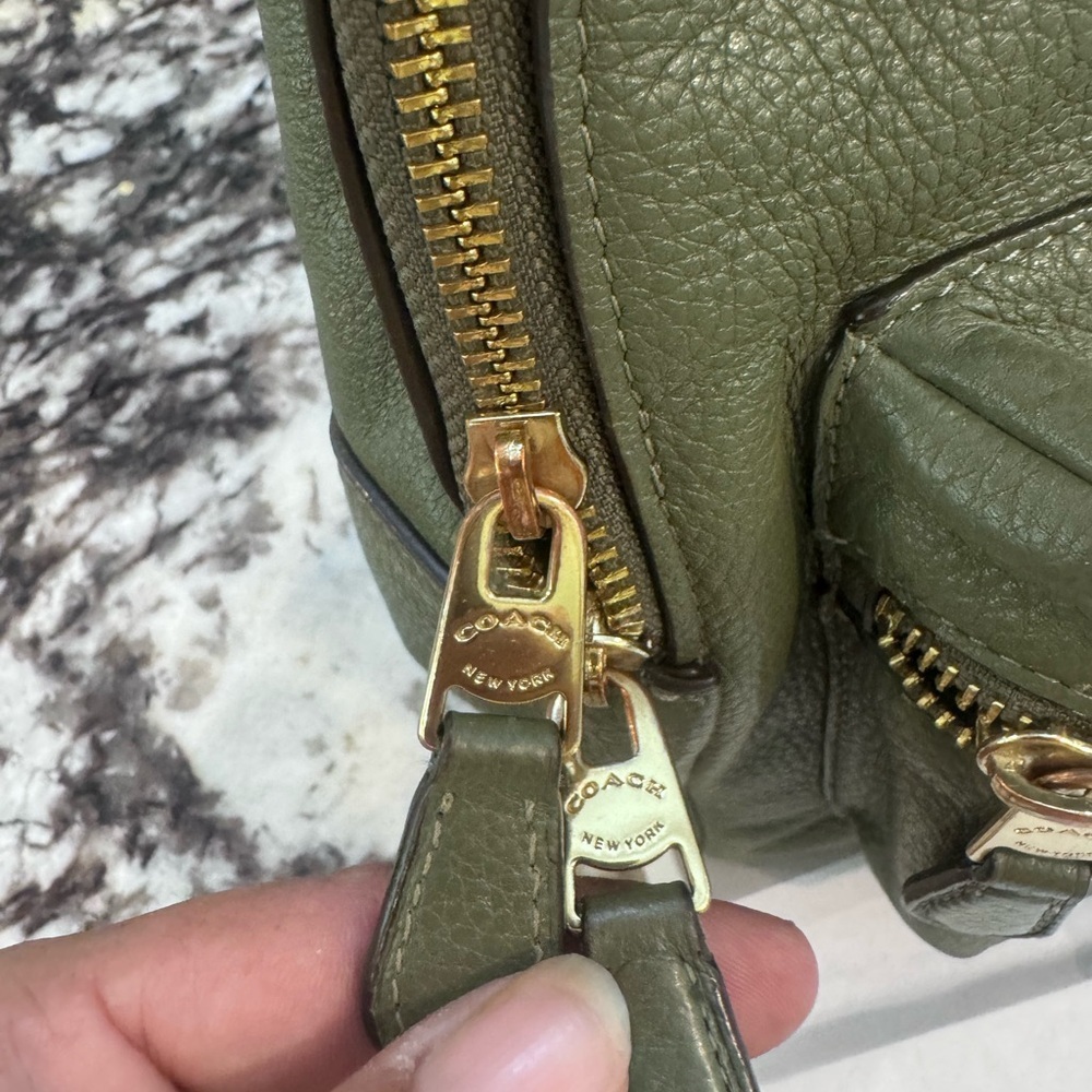 ๐ฅ Authentic Coach Charlie Pebbled Leather Backpack Size 12x10x3.75in Olive Green - Picture 3 of 6